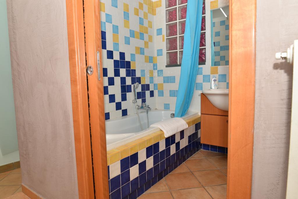 Bed and Breakfast Casa Lungomare à Salernes Extérieur photo